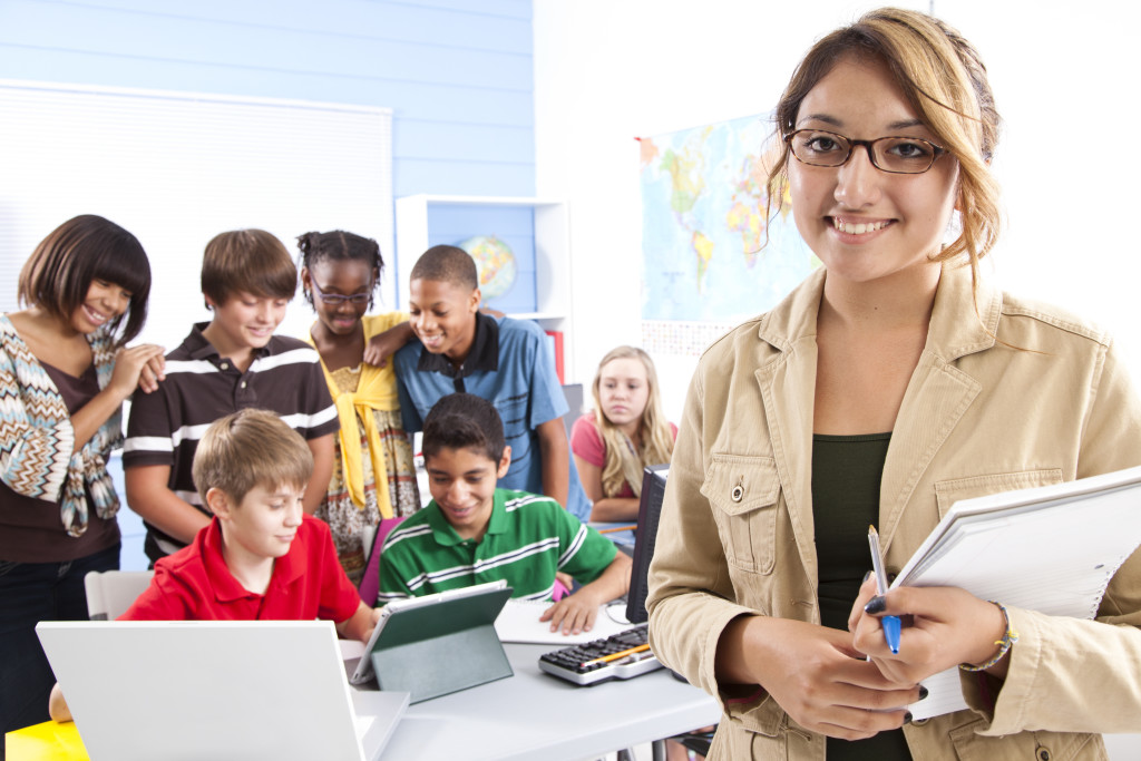 iStock_21554726XXL-Pre-teen students in computer lab with instructor